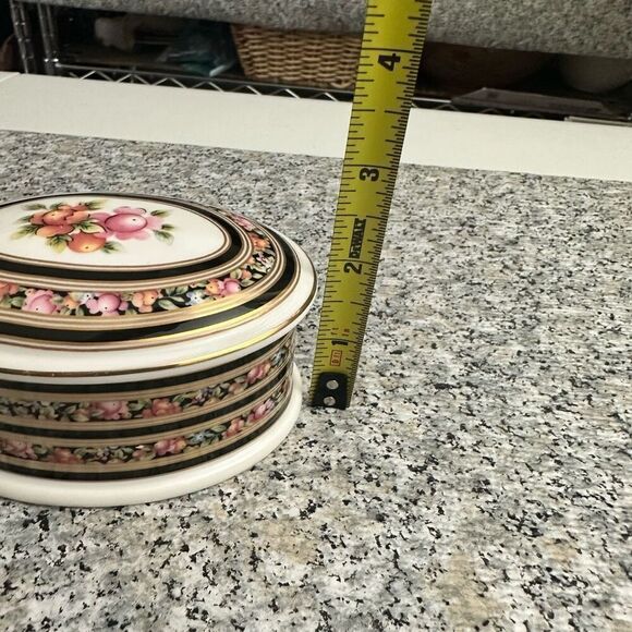 Wedgwood Clio 1992 Bone China Oval Trinket Box w/ Lid Floral Accent‎ Vintage - Picture 9 of 9